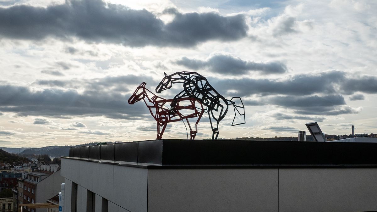 Inspirativní, nebo vulgární? Odvážná socha koňů na domě u Vyšehradu budí rozruch